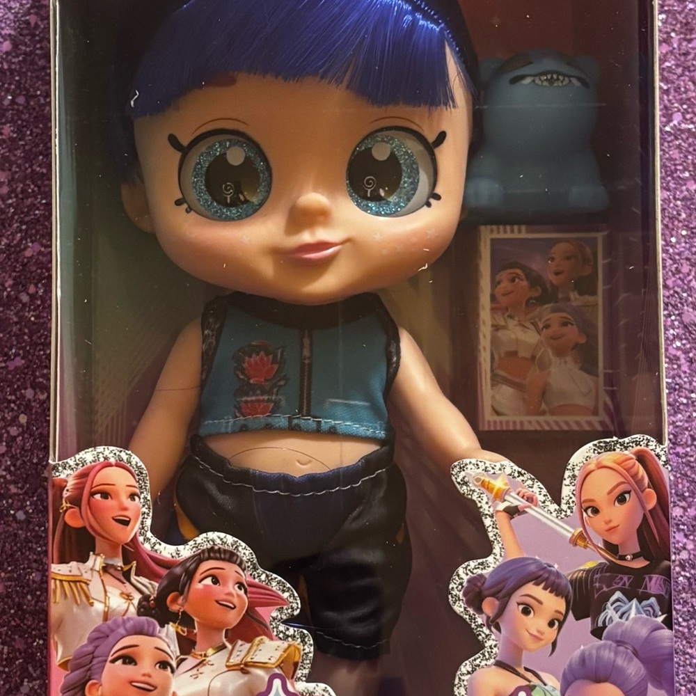 Demon hunters K-pop Blue-Haired Doll with Black Outfit Zoey it sings